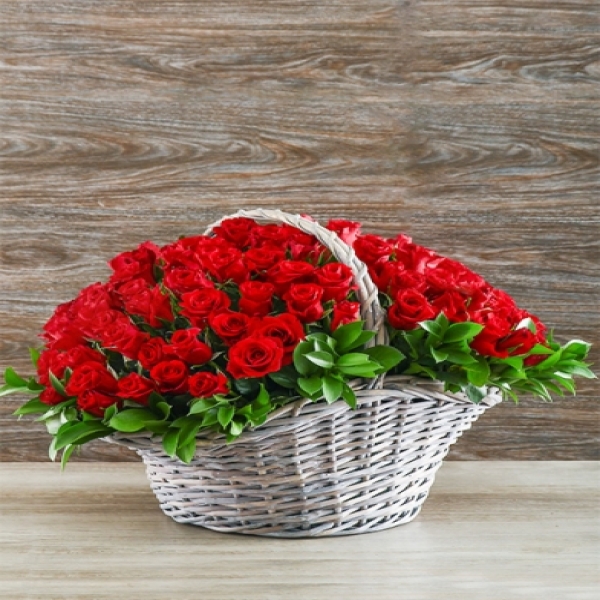  Kemer Florist 101 Stylish Red Roses in a White Basket