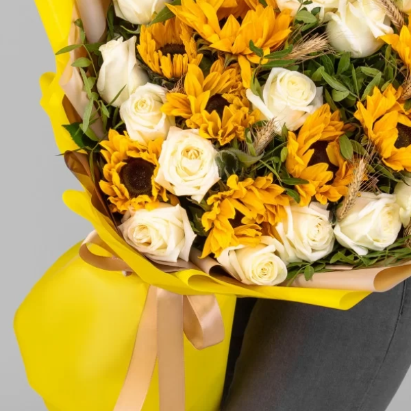  Kemer Blumen Eleganter Strauß aus weißen Rosen und Sonnenblumen